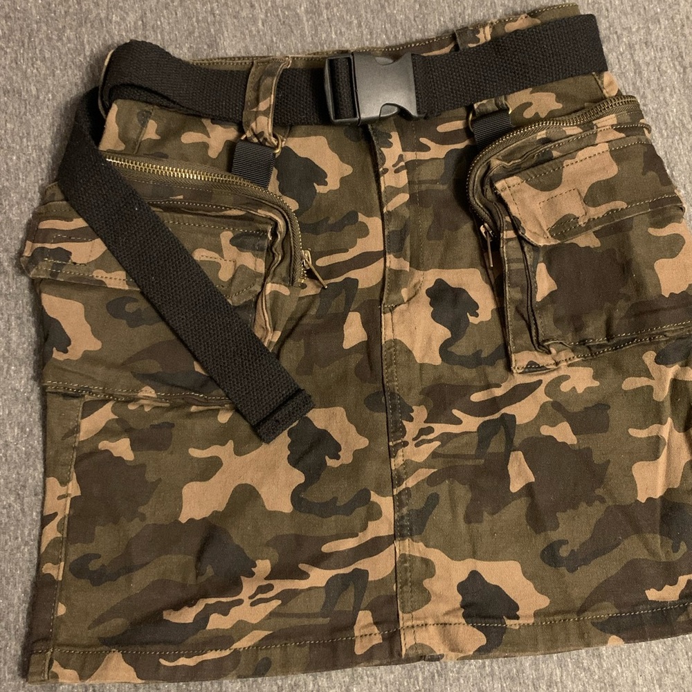 💚🤎🖤BRAND NEW Cargo Mini Skirt wt Cargo Pockets & Belt (Never Worn)🖤🤎💚